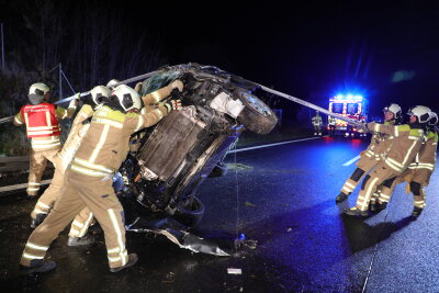 Kleinbus überschlägt sich auf A17: Verletzter und Sperrung bis zur A4 - Der Fahrer wurde verletzt und ins Krankenhaus eingeliefert.