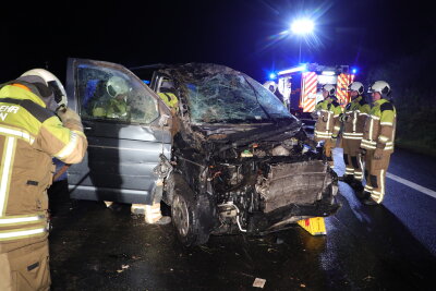 Kleinbus überschlägt sich auf A17: Verletzter und Sperrung bis zur A4 - Der Fahrer wurde verletzt und ins Krankenhaus eingeliefert.