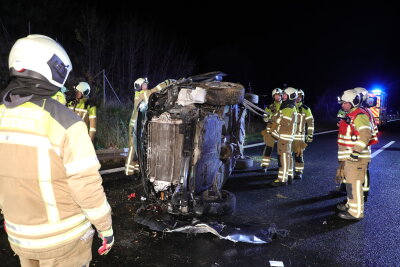 Kleinbus überschlägt sich auf A17: Verletzter und Sperrung bis zur A4 - Die Feuerwehrleute nahmen die Betriebsstoffe, stellten den VW-Bus wieder auf die Räder und schoben ihn auf den Standstreifen.