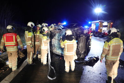 Kleinbus überschlägt sich auf A17: Verletzter und Sperrung bis zur A4 - Die Feuerwehrleute nahmen die Betriebsstoffe, stellten den VW-Bus wieder auf die Räder und schoben ihn auf den Standstreifen.