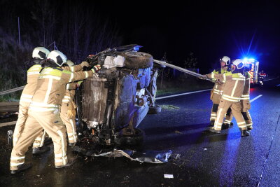 Kleinbus überschlägt sich auf A17: Verletzter und Sperrung bis zur A4 - Die Überfahrt von der BAB 4 zur BAB 17 war in Richtung Prag gesperrt. 