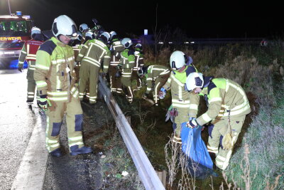 Kleinbus überschlägt sich auf A17: Verletzter und Sperrung bis zur A4 - Die Überfahrt von der BAB 4 zur BAB 17 war in Richtung Prag gesperrt. 