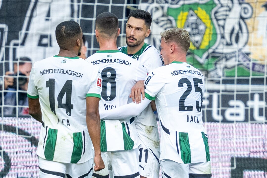 Kleindienst trifft doppelt: Gladbach schlägt Heidenheim - Gladbach bejubelt Tim Kleindienst (2.v.r)