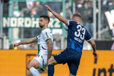 Kleindienst trifft doppelt: Gladbach schlägt Heidenheim - Im Spiel der Gladbacher gegen Heidenheim gab es viele enge Duelle.