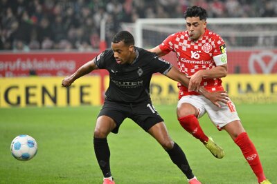 Kleindienst trifft: Glückliches Remis für Gladbach in Mainz - Mainz um Nadiem Amiri (r) belohnte sich gegen Gladbach um Alassane Plea nicht für eine gute erste Hälfte.