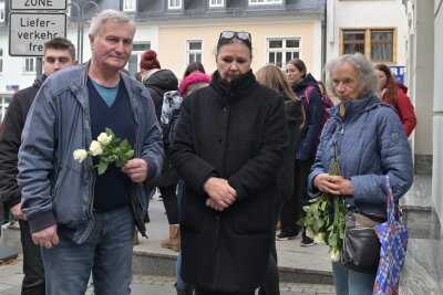 In Aue ist auf dem Gehweg an der Schwarzenberger Straße 1 ein weiterer Stolperstein verlegt worden, der an Dieter Kreinberg erinnert - im Bild (v.li.) Rolf Niemann, Andrea Schrutek und Heide-Marie Bamler. 