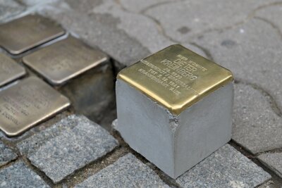 Kleine Gedenktafeln erinnert an Dieter Kreinberg - In Aue ist auf dem Gehweg an der Schwarzenberger Straße 1 ein weiterer Stolperstein verlegt worden - dieser erinnert an Dieter Kreinberg. 