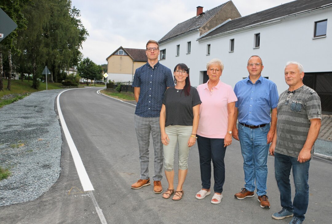 Kleine Gemeinde im Vogtland kämpft für Straßenausbau - Auf der instand gesetzten Ortsdurchfahrt Ranspach: Louis Seifert (links) und Holger Quendt (2.v.re.) vom Landesamt für Straßenbau und Verkehr mit Ortsvorsteherin Gudrun Müller (Mitte) sowie Anke Haase und und Lothar Müller vom Ranspacher Ortschaftsrat. Foto: Simone Zeh