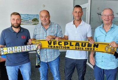 Kleiner Paukenschlag: Michael Hiemisch wird Sportlicher Leiter beim VFC Plauen - Im Bild: VFC-Präsident Thomas Fritzlar (links), Aufsichtsratsvize Gunter Reiher (2.v.li.) und Aufsichtsrats-Chef Wolfgang Stark (rechts) sind sich mit Michael Hiemisch (2.v.re.) als neuen Sportlichen Leiter einig geworden. Foto: Karsten Repert