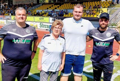 Kleiner Paukenschlag: Michael Hiemisch wird Sportlicher Leiter beim VFC Plauen - Im Bild von links: Thomas Popp verabschiedet sich als Freund. Vorstandsfrau Petra Dick, Felic Koppe (Kaufmännischer Geschäftsführer) und Präsident Thomas Fritzlar bedanken sich im Namen des Vereins. Foto: Karsten Repert