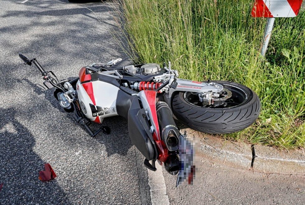 Kleintransporter kollidiert mit Motorrad in Chemnitz - Unfall in Chemnitz. Foto: Harry Härtel 