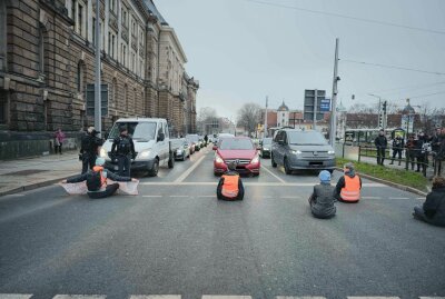 Klima-Kleber tricksten Polizei bei doppelter Blockade in Dresden aus - Erneut haben sich Aktivisten der umstrittenen Gruppe "Letzte Generation" am Montagnachmittag auf eine wichtige Verkehrsstraße geklebt. Foto: xcitepress