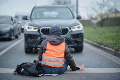 Klima-Kleber tricksten Polizei bei doppelter Blockade in Dresden aus - Erneut haben sich Aktivisten der umstrittenen Gruppe "Letzte Generation" am Montagnachmittag auf eine wichtige Verkehrsstraße geklebt. Foto: xcitepress