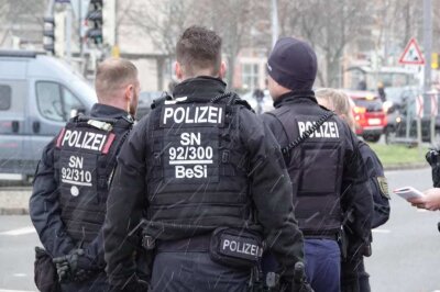 Klima-Kleber tricksten Polizei bei doppelter Blockade in Dresden aus - Erneut haben sich Aktivisten der umstrittenen Gruppe "Letzte Generation" am Montagnachmittag auf eine wichtige Verkehrsstraße geklebt. Foto: xcitepress