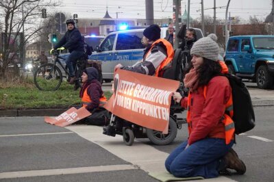 Klima-Kleber tricksten Polizei bei doppelter Blockade in Dresden aus - Erneut haben sich Aktivisten der umstrittenen Gruppe "Letzte Generation" am Montagnachmittag auf eine wichtige Verkehrsstraße geklebt. Foto: xcitepress