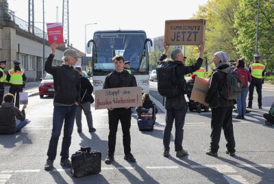 Klimaaktivisten legen Verkehr lahm: Demo auf Hauptverkehrsader in Dresden - Klimaaktivisten der radikalen Umweltbewegung "Extinction Rebellion" demonstrieren wieder in der Stadt. Foto: Roland Halkasch