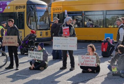 Klimaaktivisten legen Verkehr lahm: Demo auf Hauptverkehrsader in Dresden - Klimaaktivisten der radikalen Umweltbewegung "Extinction Rebellion" demonstrieren wieder in der Stadt. Foto: Roland Halkasch