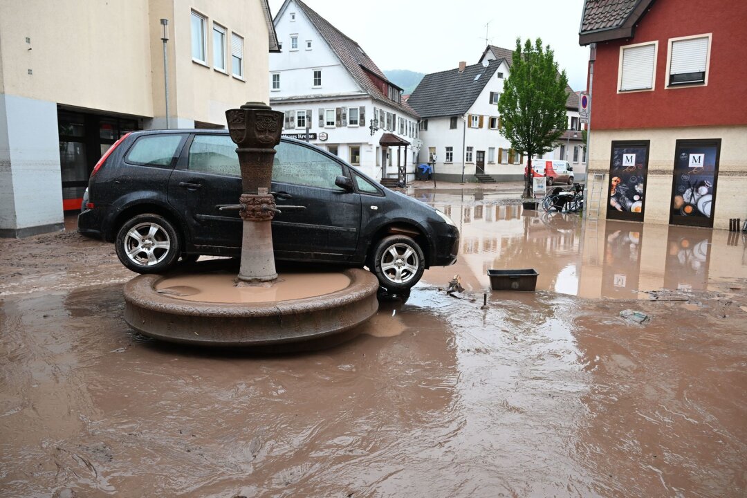 Klimakrise spitzt sich zu - Welche Rolle spielt Deutschland? - Das Hochwasser im Juni dieses Jahres hat in Ruderberg (Baden-Württemberg) ein Auto weggespült. (Archivbild) 