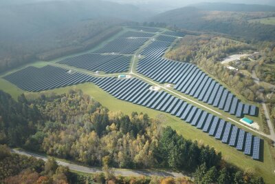 Klimakrise spitzt sich zu - Welche Rolle spielt Deutschland? - Der Freiflächen-Solarpark versorgt rund 39.000 Vier-Personen-Haushalte in Rheinland-Pfalz mit emissionsfreiem Strom. (Archivbild)