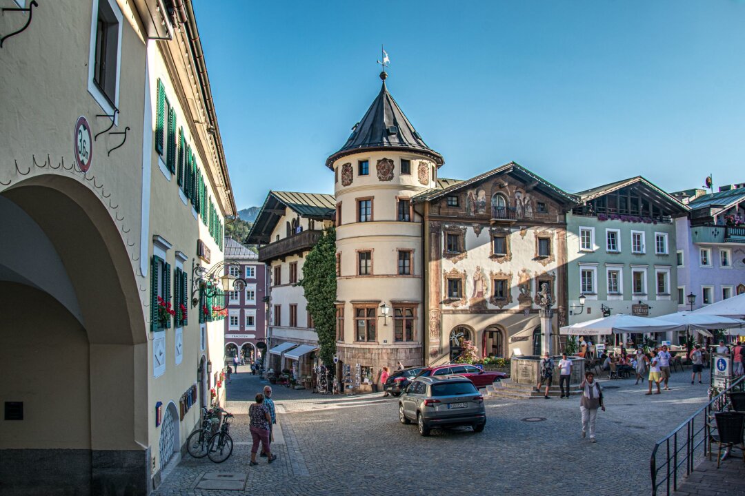 Klischees in tollen Kulissen: Der Bodensee-Königssee-Radweg - Sommerabend in Berchtesgaden: Die Radtour führt über den Marktplatz, sehenswert ist aber auch das Schloss Berchtesgaden.