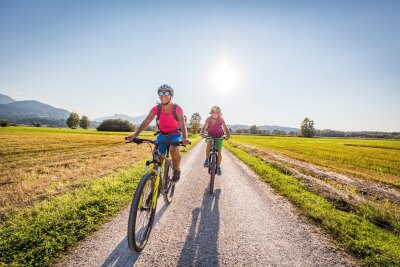 Klischees in tollen Kulissen: Der Bodensee-Königssee-Radweg - Strikt geradeaus führt der Radweg zum Teil, wie hier bei Bernau-Felden.