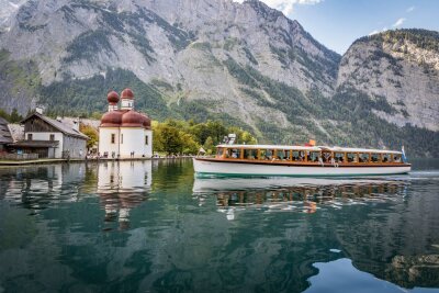 Klischees in tollen Kulissen: Der Bodensee-Königssee-Radweg - Der Königssee ist Endpunkt des Radwegs. Wer möchte, kann in eines der Elektroboote umsteigen, für die der See bekannt ist.