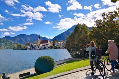 Klischees in tollen Kulissen: Der Bodensee-Königssee-Radweg - Bilderbuchschön: der Tegernsee und seine Egerner Bucht.