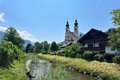 Klischees in tollen Kulissen: Der Bodensee-Königssee-Radweg - Mariä Lichtmeß - so heißt die Pfarrkirche in Aschau.