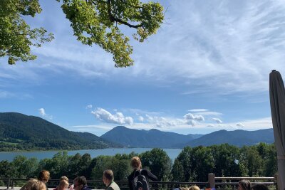 Klischees in tollen Kulissen: Der Bodensee-Königssee-Radweg - Nicht die schlechteste Perspektive: der Tegernsee von Kaltenbrunn aus gesehen.