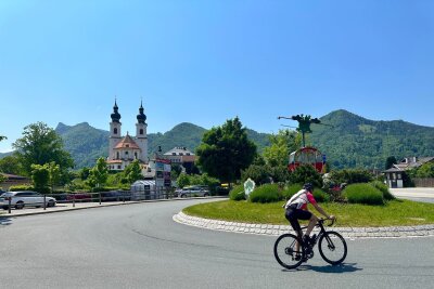 Klischees in tollen Kulissen: Der Bodensee-Königssee-Radweg - Aschau liegt zu Füßen der Kampenwand. Hier kann man vom Sattel in die Seilbahn umsteigen.