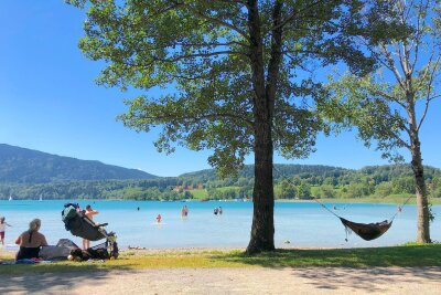 Klischees in tollen Kulissen: Der Bodensee-Königssee-Radweg - Fast schon Karibikflair, zumindest das Wasser ist türkis: am Tegernsee-Strandbad in Gmund.