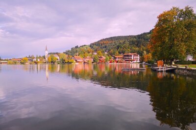 Klischees in tollen Kulissen: Der Bodensee-Königssee-Radweg - Der Schliersee mit dem gleichnamigen Ort liegen auf der Route. 