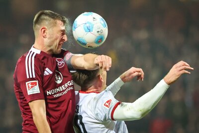 Klose verpasst mit Nürnberg Sieg gegen seinen Herzensclub - Nürnbergs Kapitän Robin Knoche (l) im Luftkampf mit Daniel Hanslik.