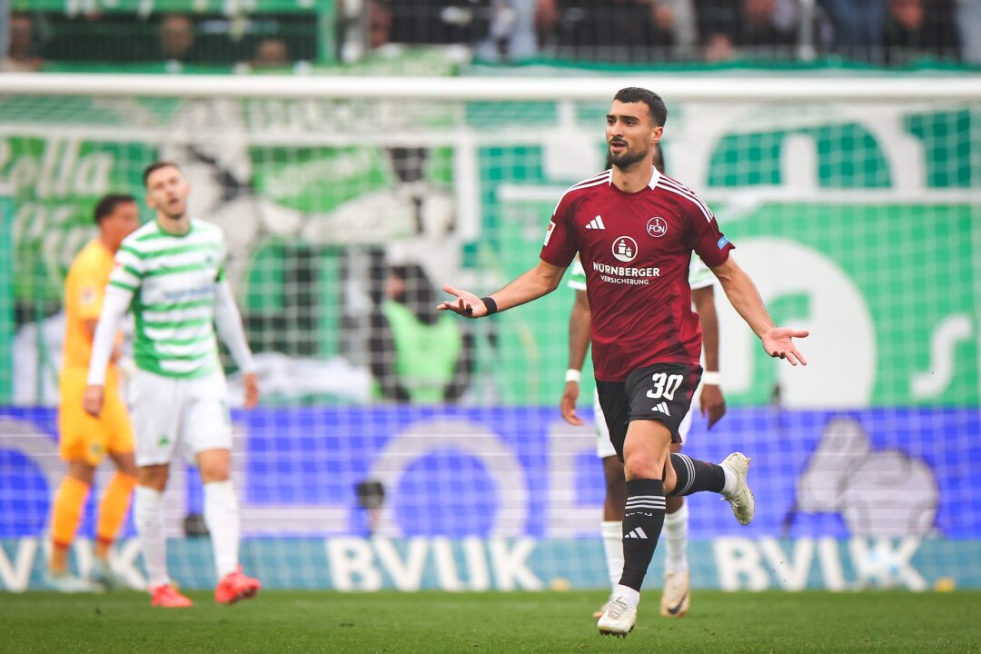 Kloses Nürnberger feiern 4:0-Sieg im Frankenderby - Nürnbergs Stürmer Mahir Emreli sorgt für die Nürnberger Führung.