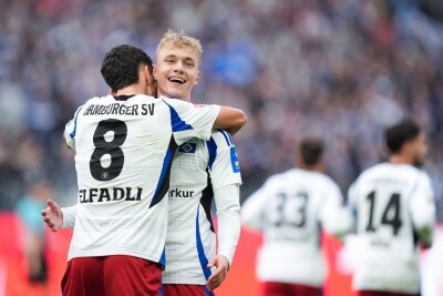 Kloses Nürnberger punkten auch beim Hamburger SV - HSV-Torschütze Daniel Elfadli (l) jubelt nach seinem 1:0 mit Vorlagengeber Adam Karabec.