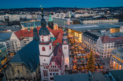 Klosterweihnacht Chemnitz: Heißes Badevergnügen im Zuber auf dem Weihnachtsmarkt - Stellt euch vor, wie ihr inmitten des winterlichen Marktes in warmem, dampfendem Wasser entspannt. Eine Möglichkeit, die Hektik der Vorweihnachtszeit hinter euch zu lassen.