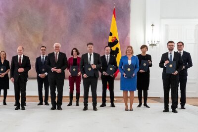 Koalitionäre beharken sich - Union ruft nach Steinmeier - Im Dezember 2021 übergab Steinmeier dem Ampel-Kabinett die Ernennungsurkunden - fast drei Jahre später setzt die Union nun auf den Bundespräsidenten, um der Koalition ins Gewissen zu reden. (Archivbild)