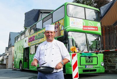 Kochender Busfahrer begeistert Grundschüler im Erzgebirge - Mit seinem Kochbus macht Michael Weise jeden Tag an einer anderen Schule Station. Foto: Andreas Bauer