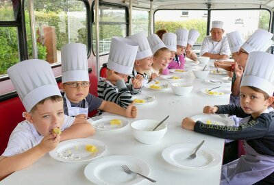 Kochender Busfahrer begeistert Grundschüler im Erzgebirge - In Wolkenstein ließen es sich die Kinder der Bürgerschule bei ihm schmecken. Foto: Andreas Bauer