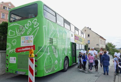 Kochender Busfahrer begeistert Grundschüler im Erzgebirge - Zuvor lernten die Kinder viel dazu und halfen bei der Zubereitung selbst mit. Foto: Andreas Bauer