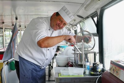 Kochender Busfahrer begeistert Grundschüler im Erzgebirge - Im Obergeschoss des Doppeldeckers wird gekocht und gegessen. Foto: Andreas Bauer