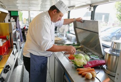 Kochender Busfahrer begeistert Grundschüler im Erzgebirge - Die Zutaten bewahrt Michael Weise in der unteren Etage des Busses auf. Foto: Andreas Bauer