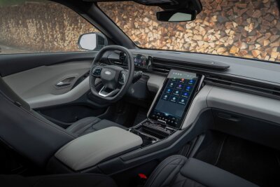 Kölscher Kompakter: So fährt sich der Ford Explorer - Digitale Zeiten auch im neuen Explorer: Hinter dem Tablet versteckt sich übrigens ein Gimmick.