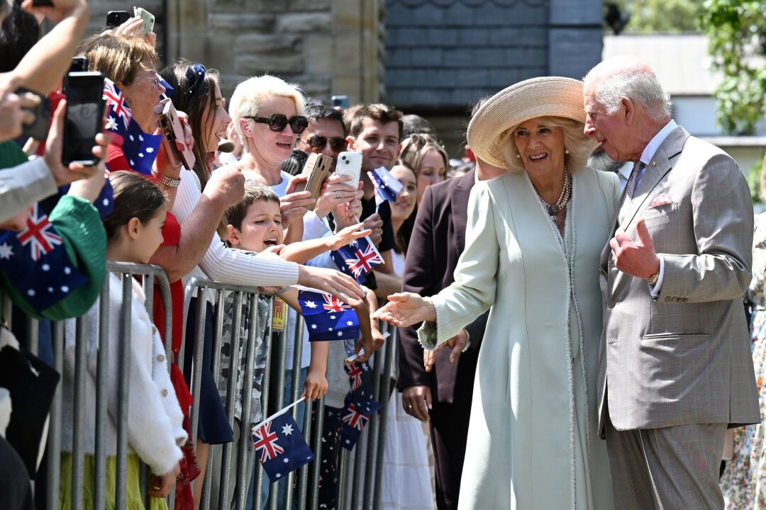 König beginnt Besuch in Australien mit Gottesdienst - Nach einem Gottesdienst begrüßte das Paar die Schaulustigen.