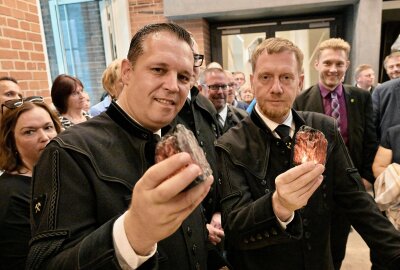 Kohle Welt in Oelsnitz: Neues Highlight der sächsischen Bergbaugeschichte öffnet im Oktober - Landrat Rico Anton (li.) und Ministerpräsident Michael Kretschmer (re.) mit der glühenden Kohle - ein Highlight im Rahmen einer Runde mit Fragen. Je mehr Fragen richtig beantwortet werden, umso heller leuchtet das Kohlestück aus Kunststoff. Foto: Ralf Wendland