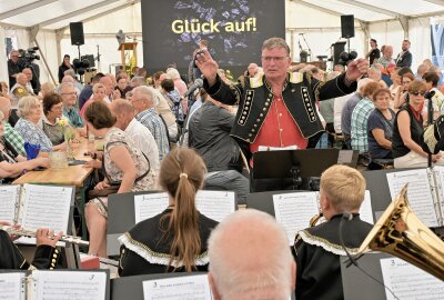 Kohle Welt in Oelsnitz: Neues Highlight der sächsischen Bergbaugeschichte öffnet im Oktober - Zum feierlichen Abschluss der Baumaßnahmen hat das Bergmusikkorps "Glück Auf" Oelsnitz gespielt. Foto: Ralf Wendland