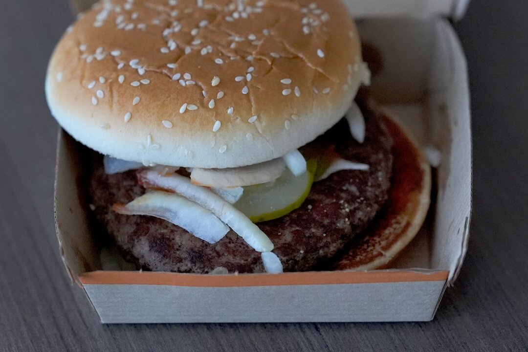 Kolibakterien bei McDonalds: Anzahl der Erkrankten steigt - Der Kolibakterien-Ausbruch wird auf den Verzehr eines bestimmten Burgers bei McDonalds zurückgeführt. 