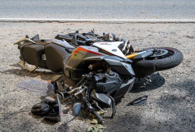 Kollision auf B96: Motorradfahrer wird schwer verletzt - Eine Person wurde bei dem Unfall schwer verletzt. Foto: xcitepress