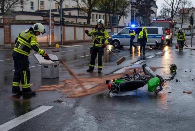 Kollision auf sächsischer Bundesstraße: 17-jährige Mopedfahrerin schwer verletzt - Am Dienstagmorgen ereignete sich in Zittau ein Verkehrsunfall mit einer Mopedfahrerin.