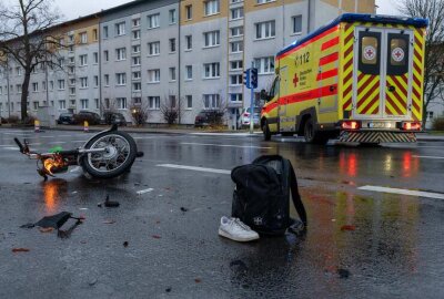 Kollision auf sächsischer Bundesstraße: 17-jährige Mopedfahrerin schwer verletzt - Die 17-jährige Mopedfahrerin wurde dabei schwer verletzt.